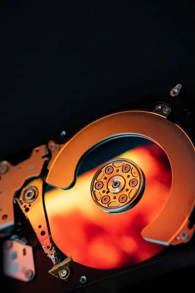 Разборный компьютер с жестким диском, эффект зеркала — стоковое фото
