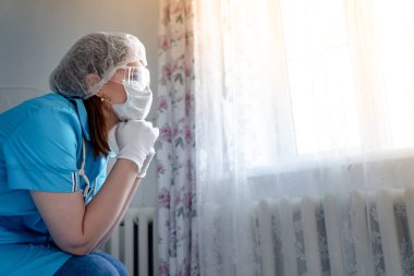 Üniformalı doktorun stresi var. Coronavirüs salgını