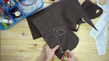 Erkek elleri makasla desen maskesini keser.