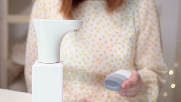 Mujer trata de la espuma masajeador facial . — Vídeos de Stock