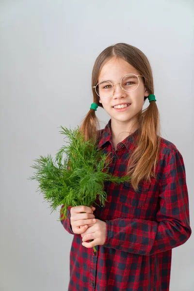 Adolescente mostrando hierbas. comida saludable, vegetarianismo —  Fotos de Stock