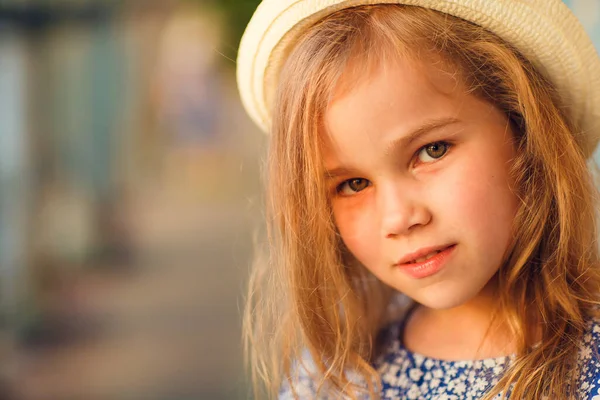 Vicino bambina sul portico della vecchia casa in rovina . — Foto Stock