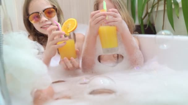 Niños relajarse en la bañera. no puede salir del país . — Vídeo de stock