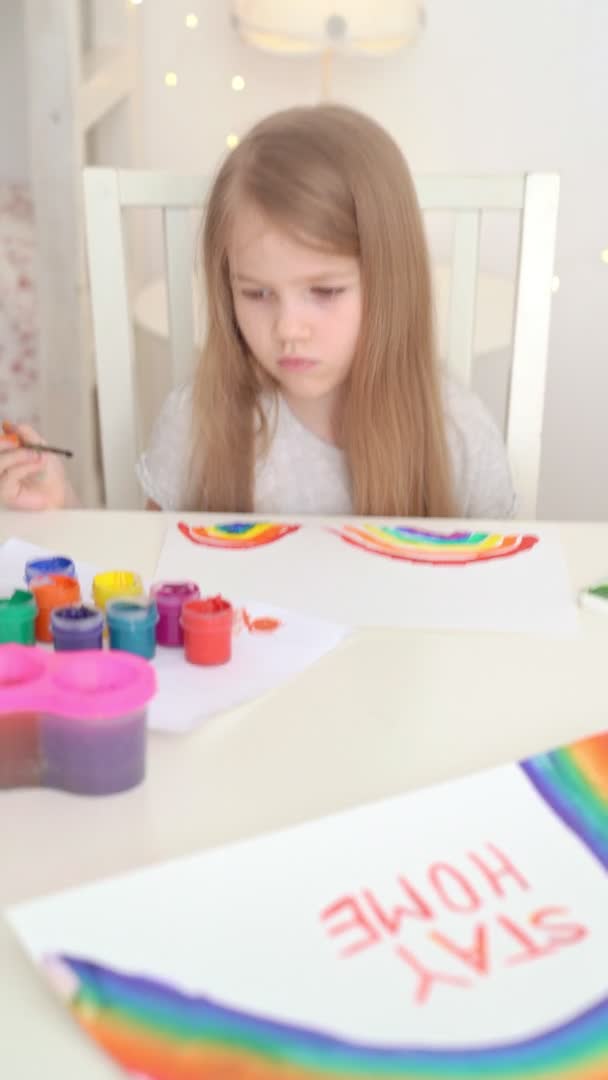 Vídeo vertical. niño dibujó arco iris, quedarse en casa — Vídeos de Stock