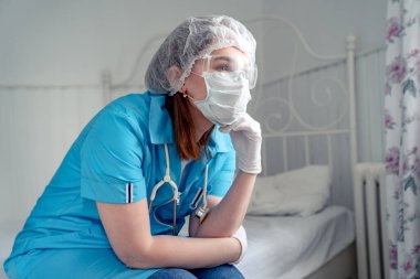 Üniformalı doktorun stresi var. Coronavirüs salgını