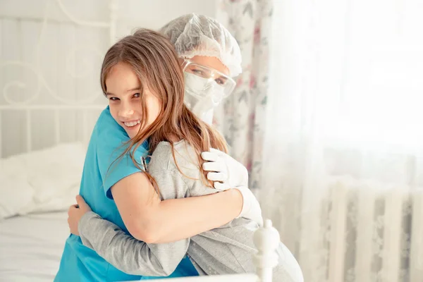 Médico en máscara examina niño en casa y abrazos . — Foto de Stock