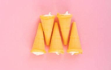 Vanilyalı krema, pembe arka planda.. 