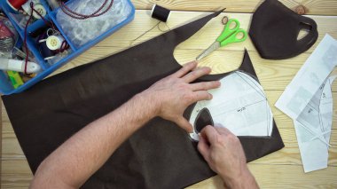 Erkek eli makasla desen maskesi çizer.