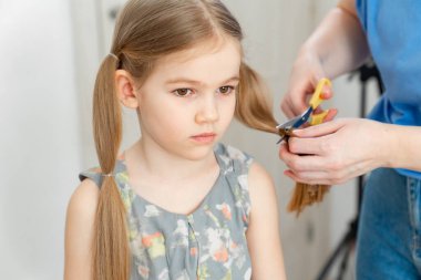 Annem karantina sırasında evde saç kesiyor..