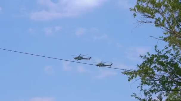 Группа профессиональных пилотов военных вертолетов — стоковое видео