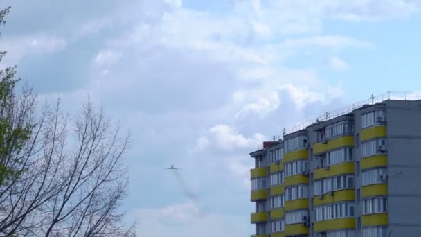 Gökyüzündeki askeri uçakların profesyonel pilotları. — Stok video