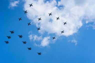 Gökyüzünde bir grup profesyonel askeri uçak pilotu. 
