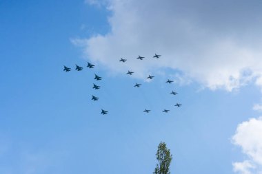 Gökyüzünde bir grup profesyonel askeri uçak pilotu. 