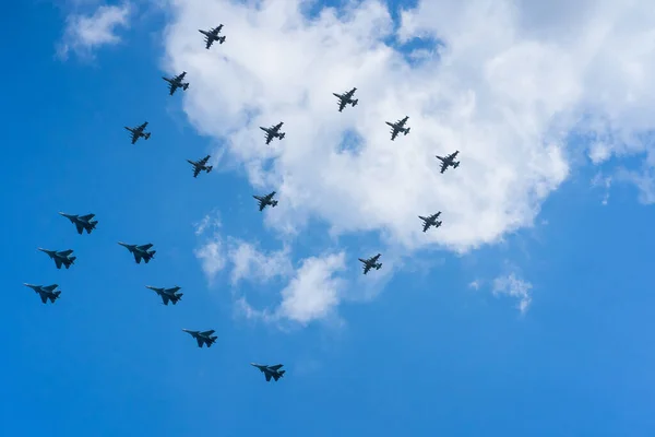 En grupp professionella piloter av militära flygplan i luften. — Stockfoto