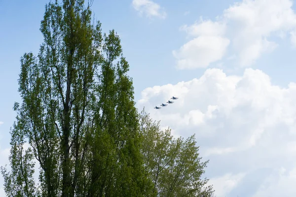 하늘에 떠 있는 일단의 직업적 인 전투기 조종사들. — 스톡 사진