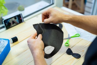 Erkek elleri siyah bir maske ile dikilir. 