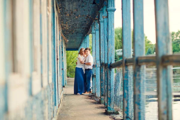 Couple standing on porch of old ruined house. — Stock Photo, Image