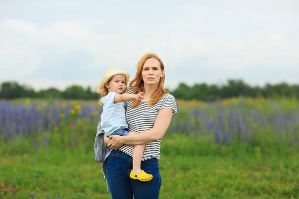 Мама и дочь в поле с фиолетовыми цветами — стоковое фото