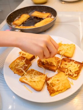 Kızarmış tavada yumurtalı tost. Kızarmış eller.