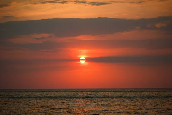 Paisaje. puesta de sol sobre el mar. sol rojo . — Foto de Stock