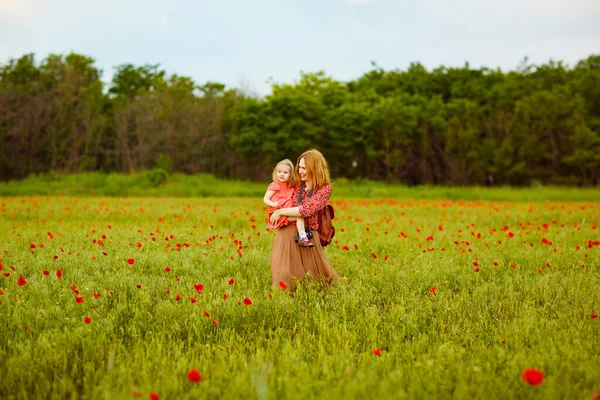 Kinderen met mam plukken bloemen in papaverveld — Stockfoto