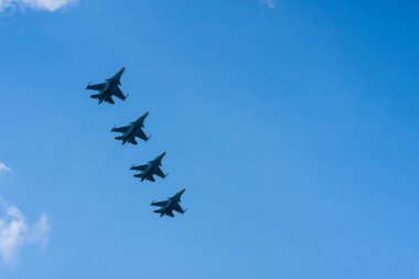 Gökyüzünde bir grup profesyonel askeri uçak pilotu. 