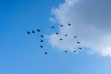 Gökyüzünde bir grup profesyonel askeri uçak pilotu. 