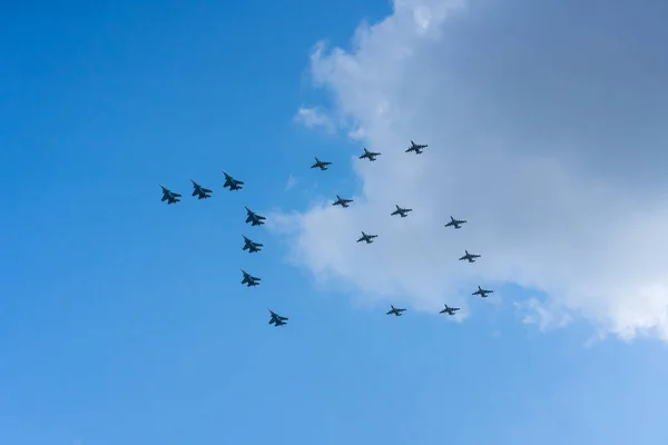 Skupina profesionálních pilotů vojenských letadel na obloze. — Stock fotografie