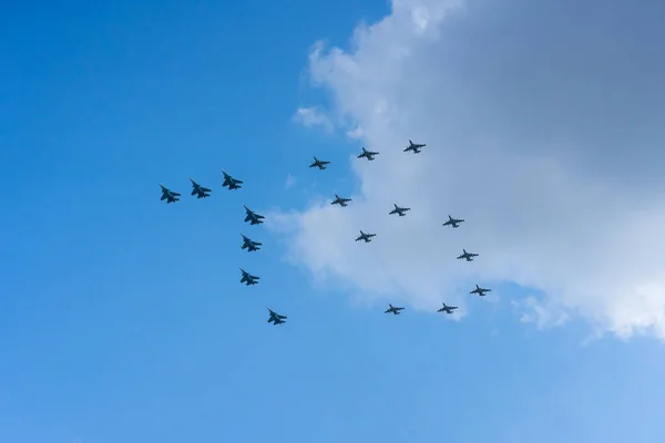 Un grupo de pilotos profesionales de aviones militares en el cielo . — Foto de Stock