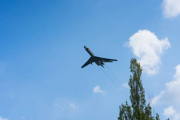 Professionella piloter av militära flygplan på himlen. — Stockfoto