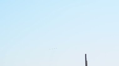 30.04.2020 Rusya Rostov-on-don. Bir grup profesyonel askeri uçak pilotu gökyüzünde numaralar sergiliyor. Zafer günü geçit töreninin provası. Güneşli baharda, bulutlar gökyüzünde süzülür