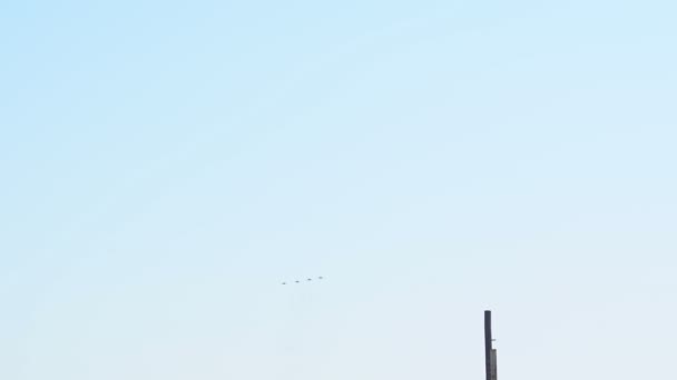 300 2020俄罗斯Rostov Don 一队专业的军用飞机飞行员在空中表演把戏 胜利日游行的排练 在阳光灿烂的春天 云彩飘扬在天空 — 图库视频影像