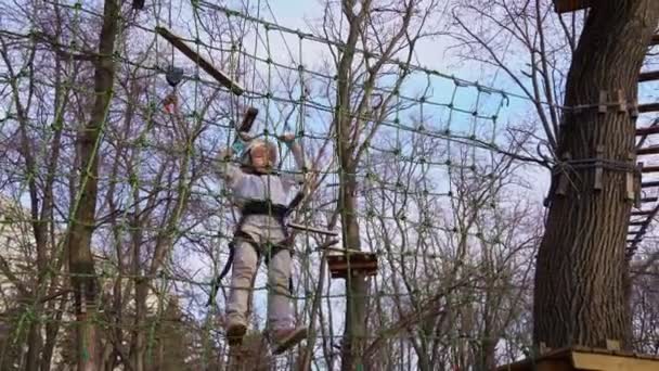 Niño niña subir en cuerda Parque en la primavera — Vídeos de Stock