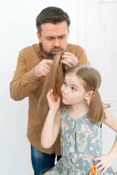 Papá corta el pelo en casa del niño durante la cuarentena . — Foto de Stock