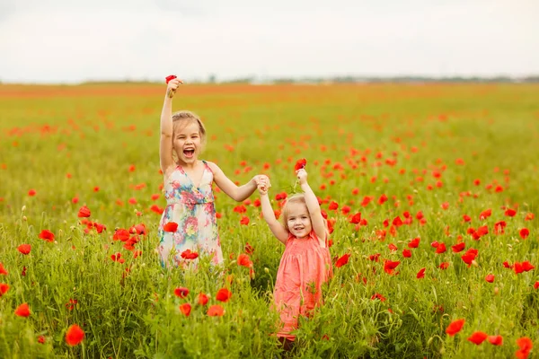 Haşhaş tarlasında çiçek toplayan güzel çocuklar — Stok fotoğraf