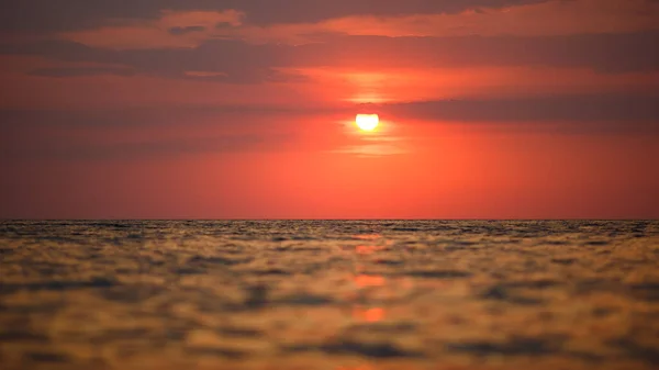 Пейзаж. закат над морем. Красное солнце . — стоковое фото