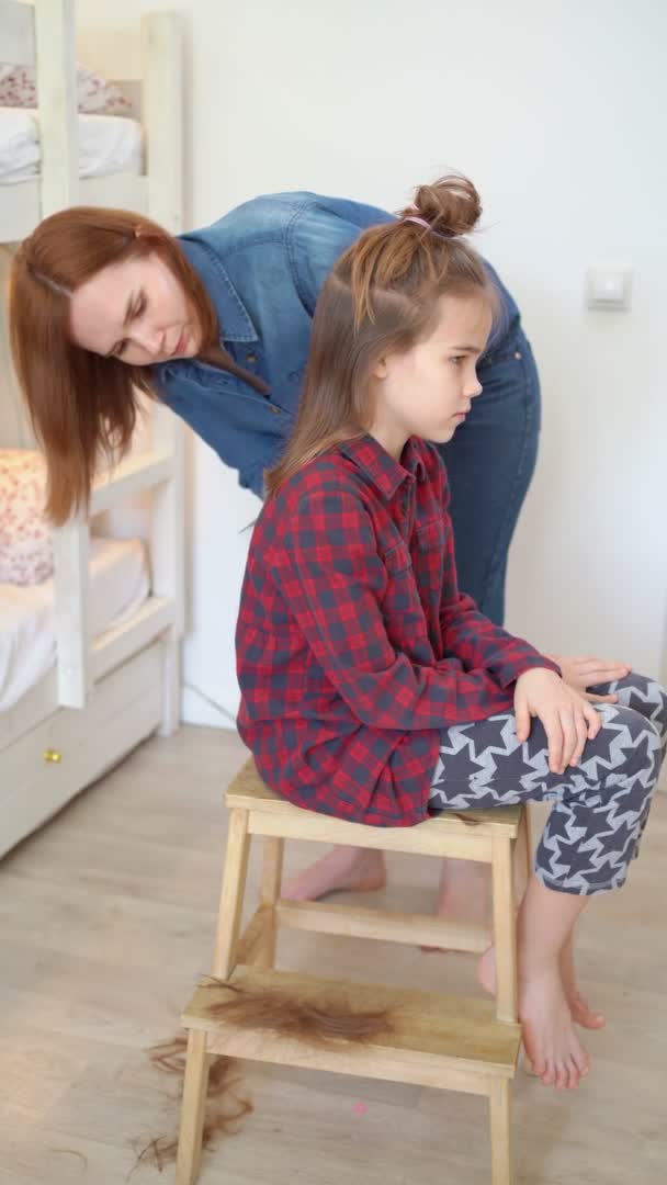 Mamma klipper hår hemma barn under karantän. — Stockvideo