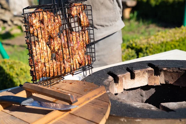A carne é cozida dentro do forno tandir acima do solo — Fotografia de Stock