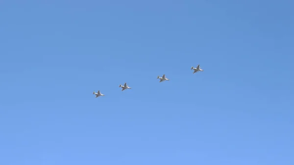 Um grupo de pilotos profissionais de aeronaves militares no céu . — Fotografia de Stock