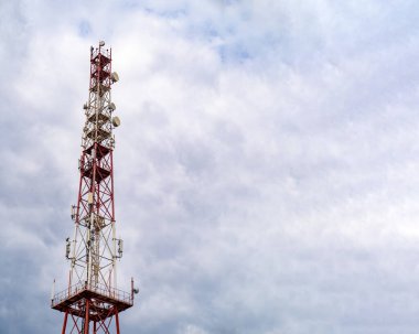 Gökyüzü arkaplanındaki haberleşme kulesi
