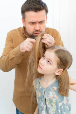 Babam karantina sırasında evde saç kesiyor..