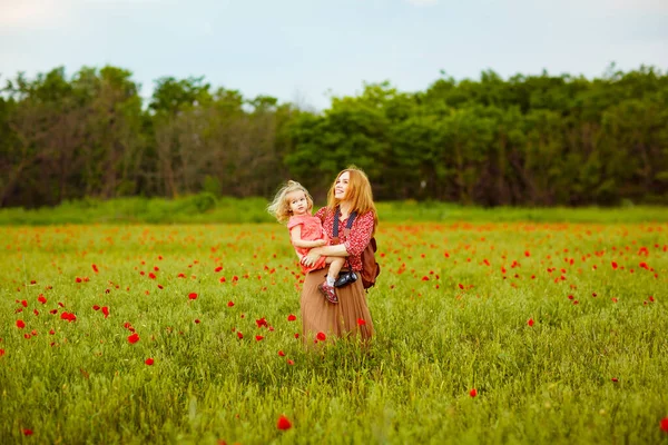 Kinderen met mam plukken bloemen in papaverveld — Stockfoto