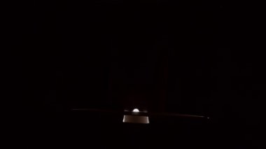 Kız kutuya bakar, hoşlanmamasına şaşırır.