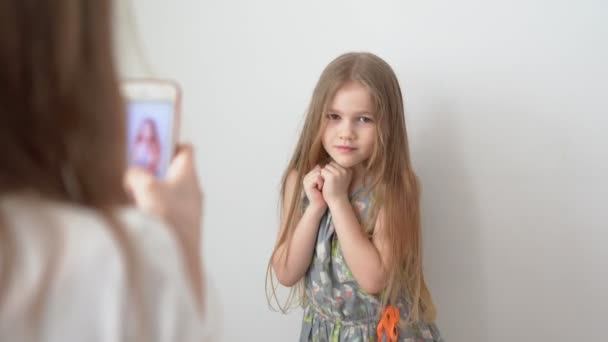 Παιδικά κορίτσια. βίντεο για κοινωνικά δίκτυα ή blog. — Αρχείο Βίντεο