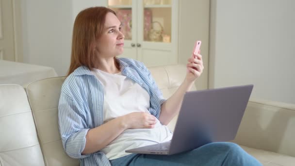Kvinde underviser rekord webinar online via telefon . – Stock-video