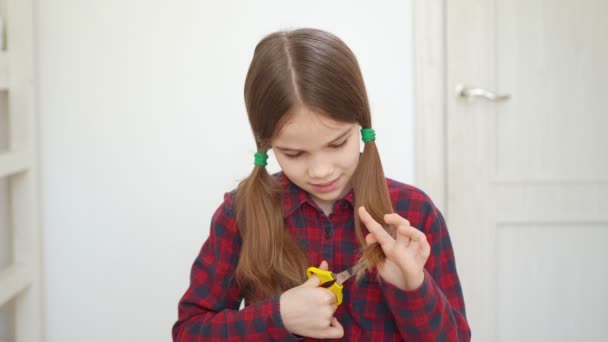 Adolescente chica cortar cabello a sí misma con tijeras — Vídeo de stock