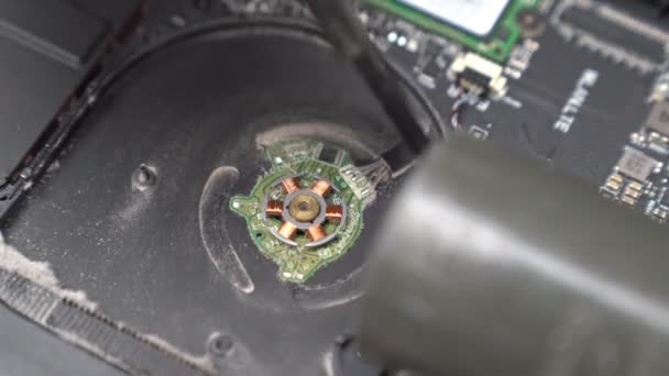 Техническое обслуживание. очистка пыли на вентиляторе ноутбука — стоковое видео