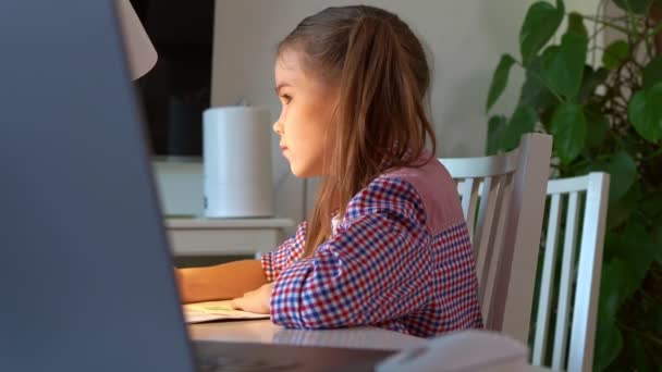 Menina faz as lições, lição de casa no laptop . — Vídeo de Stock