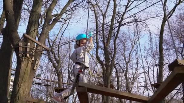 Niño niña subir en cuerda Parque en la primavera — Vídeo de stock