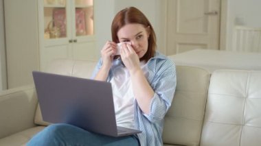 Online danışman psikologdaki kadın.